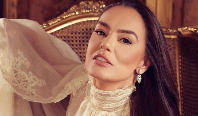 شاهد .. شريهان تلفت الأنظار بالأصفر في صورة نادرة لها