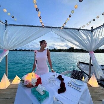 شاهد .. كيف تنسقين إطلالتك في المالديف؟ إليك أفكارا من إطلالات الفنانات!