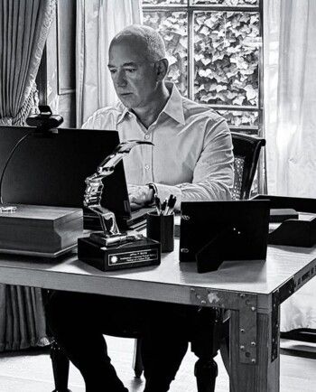 شاهد .. جيف بيزوس لا زال يستخدم نفس المكتب منذ بدايات شركته Amazon