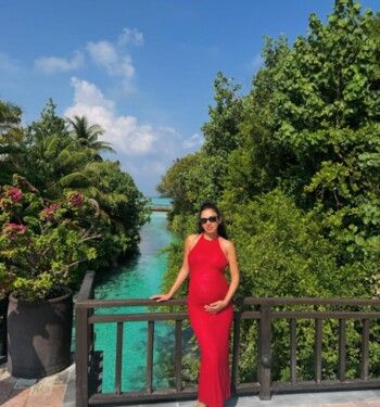 شاهد .. كيف تنسقين إطلالتك في المالديف؟ إليك أفكارا من إطلالات الفنانات!