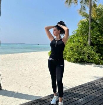 شاهد .. كيف تنسقين إطلالتك في المالديف؟ إليك أفكارا من إطلالات الفنانات!