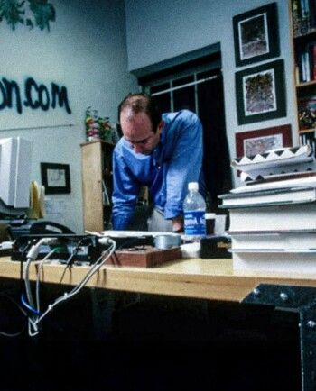 شاهد .. جيف بيزوس لا زال يستخدم نفس المكتب منذ بدايات شركته Amazon