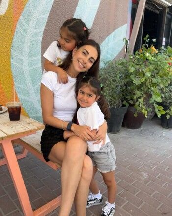 شاهد .. شقيقة ملكة جمال لبنان السابقة فاليري أبو شقرا تلفت الأنظار بجمالها.. هل تشبهها؟