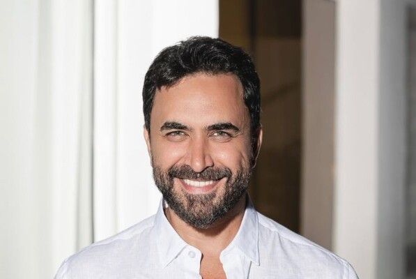 شاهد .. نادر الأتات يُشوّق الجمهور لأغنية "الغمّازة"-بالفيديو