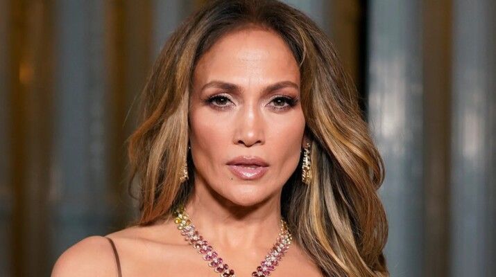 شاهد .. جينيفر لوبيز تستعرض رشاقة جسمها بجامبسوت أسود رياضي