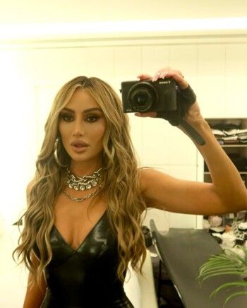 شاهد .. مايا دياب تضج أنوثة وجمال تسحر الجمهور بإطلالة جلد لامعة