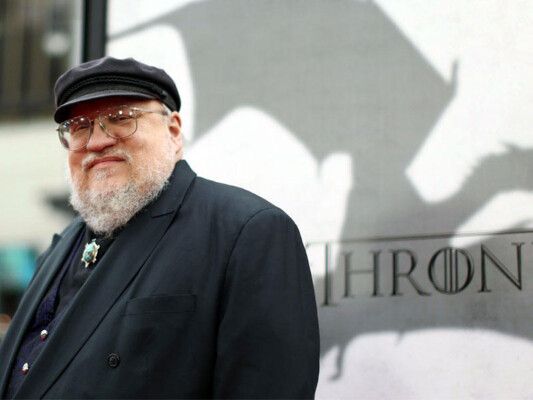 شاهد .. جورج آر. مارتن يظهر مع "ذئب العرش" .. فهل من أجزاء جديدة من Game of Thrones ؟
