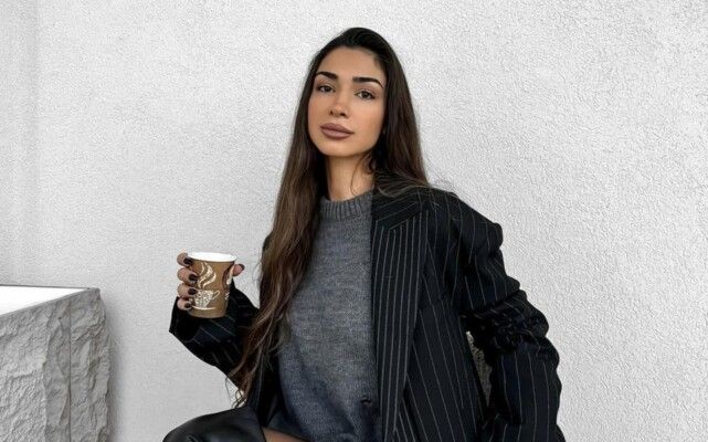 شاهد .. تيا ديب تتألق بإطلالة شيك و سعر مرتفع لحقيبة يدها من Bottega