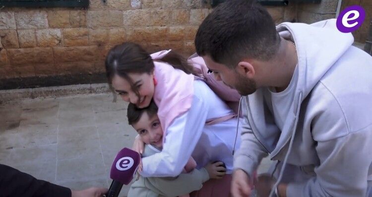 شاهد .. طفل يقتحم مقابلة بيسان إسماعيل.."هذا خلافي مع والدتي" وشقيقها نوار يعترض