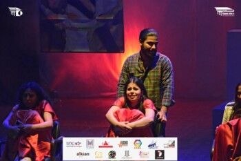 شاهد .. المرأة تتصدر المشهد في اليوم الأول من مهرجان الفضاءات المسرحية المتعددة