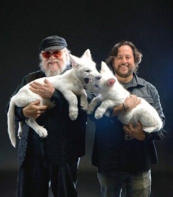 شاهد .. بعد ان كان شخصية اساسية في سلسلته Game of Thrones.. جورج ر. ر. مارتن يستقبل الذئاب الرهيبة