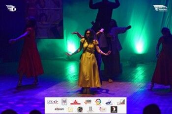 شاهد .. المرأة تتصدر المشهد في اليوم الأول من مهرجان الفضاءات المسرحية المتعددة