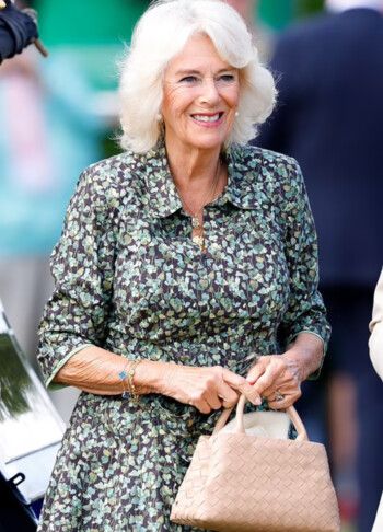 شاهد .. حقائب الملكة كاميلا.. أناقة فاخرة ترافق إطلالتها وأسعارها خيالية