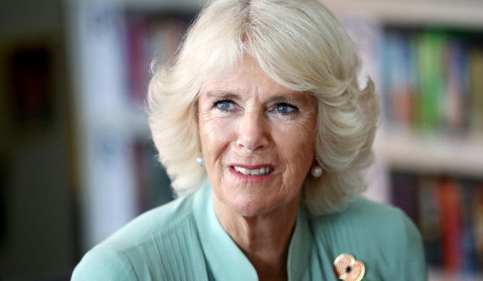 شاهد .. حقائب الملكة كاميلا.. أناقة فاخرة ترافق إطلالتها وأسعارها خيالية