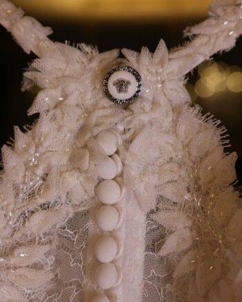 شاهد .. حفل زفاف آل سعود: فستان العروس من Versace والديكورات خيالية (صور)