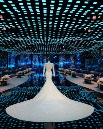 شاهد .. حفل زفاف آل سعود: فستان العروس من Versace والديكورات خيالية (صور)