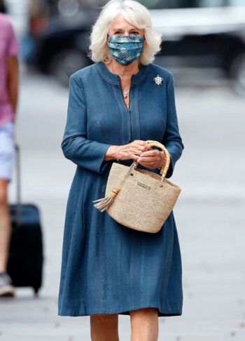 شاهد .. حقائب الملكة كاميلا.. أناقة فاخرة ترافق إطلالتها وأسعارها خيالية