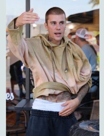 شاهد .. جاستن بيبر يهاجم المصورين في أحد المقاهي