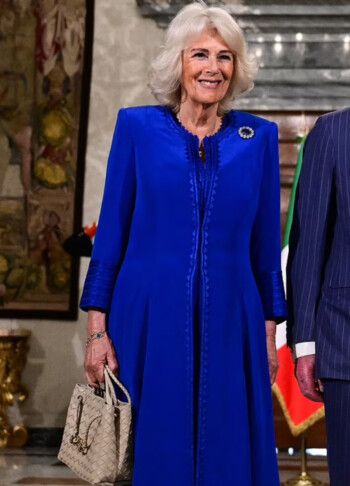 شاهد .. حقائب الملكة كاميلا.. أناقة فاخرة ترافق إطلالتها وأسعارها خيالية