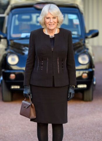 شاهد .. حقائب الملكة كاميلا.. أناقة فاخرة ترافق إطلالتها وأسعارها خيالية