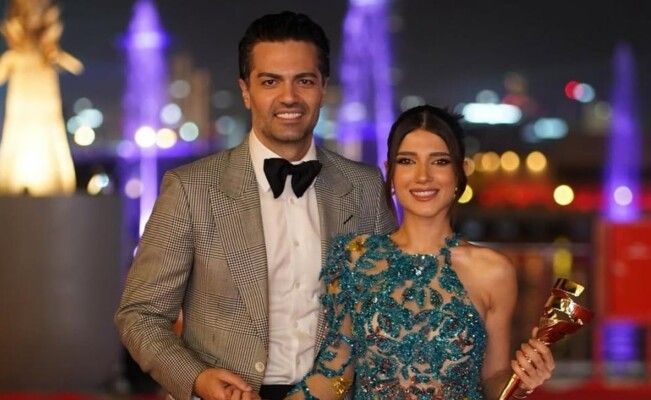 شاهد .. لقطات مؤثرة جمعتها بوالدها.. هكذا ودعت نارين بيوتي منزلها