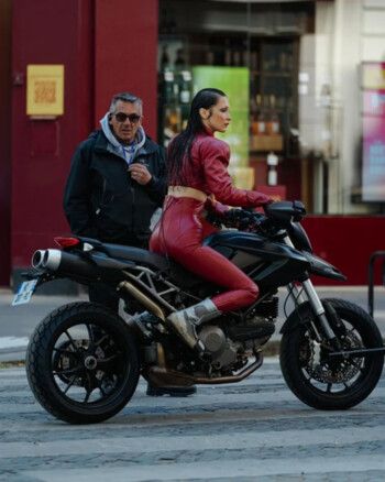 شاهد .. بيلا حديد على الدراجة النارية في شوارع باريس