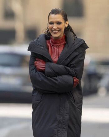 شاهد .. بيلا حديد على الدراجة النارية في شوارع باريس