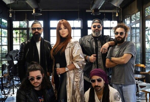 شاهد .. كارول سماحة تغني ألبومها الجديد من منزلها بخطوة لافتة وعفوية