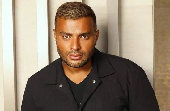 رامي صبري يستقبل المعزين في والدة زوجته بمسجد الشرطة بالشيخ زايد