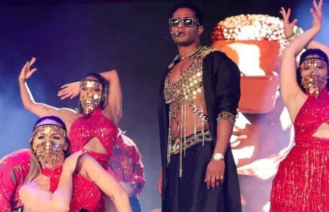 اتفرج.. محمد رمضان يثير الجدل بإطلالة غريبة وصادمة في مهرجان كوتشيلا