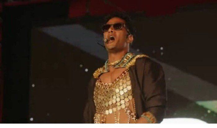 نقابة المهن الموسيقية تعلق على ملابس محمد رمضان المثيره للجدل