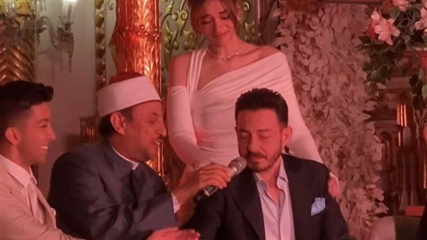 اتفرج| بالفيديو.. بكاء الفنان أحمد زاهر خلال عقد قرآن ابنته ليلى على هشام جمال