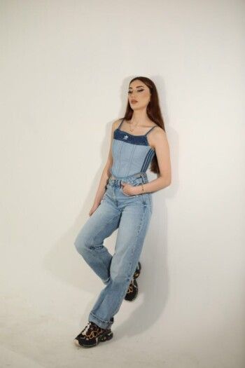 شاهد .. الجينز كما تراه ليلا بامبي .. قطعة خالدة تتجدّد بإبداع المصممين