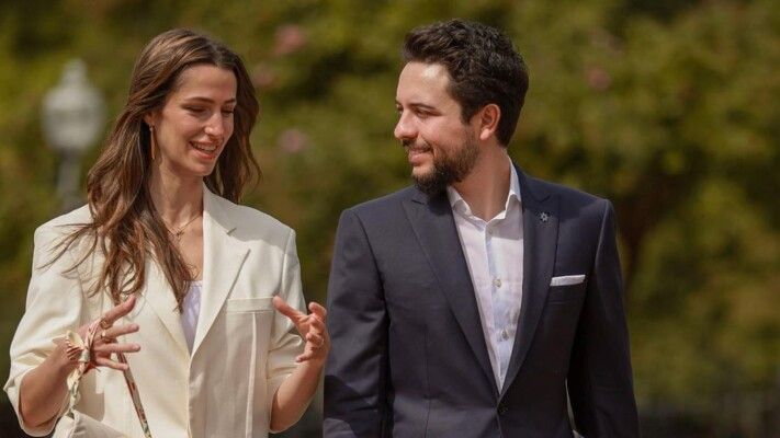 شاهد .. الأميرة إيمان بزيارة رسمية برفقة والديها.. وهذه تفاصيل إطلالتها