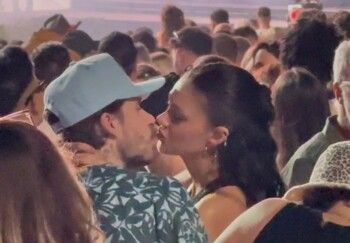 شاهد .. لحظات رومانسية بين بروكلين بيكهام ونيكولا بيلتز في مهرجان كوتشيلا