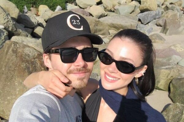 شاهد .. لحظات رومانسية بين بروكلين بيكهام ونيكولا بيلتز في مهرجان كوتشيلا