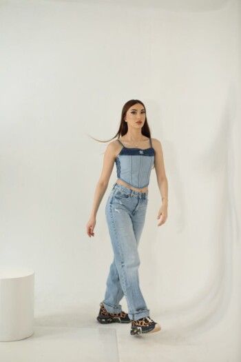 شاهد .. الجينز كما تراه ليلا بامبي .. قطعة خالدة تتجدّد بإبداع المصممين