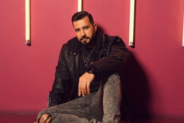 شاهد .. طارق حداد يطلق أغنية زفاف لابنته بعنوان " بعرسك يا بنتي "