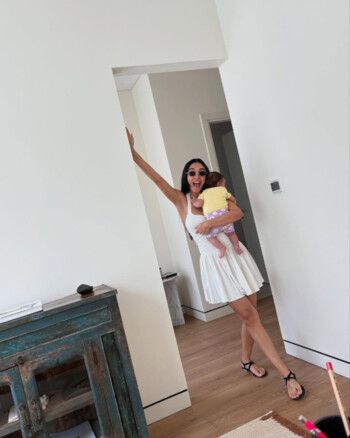 شاهد .. سلمى أبو ضيف تستمتع بوقتها مع ابنتها