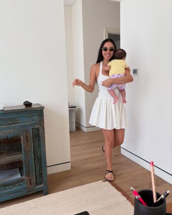 شاهد .. سلمى أبو ضيف تستمتع بوقتها مع ابنتها