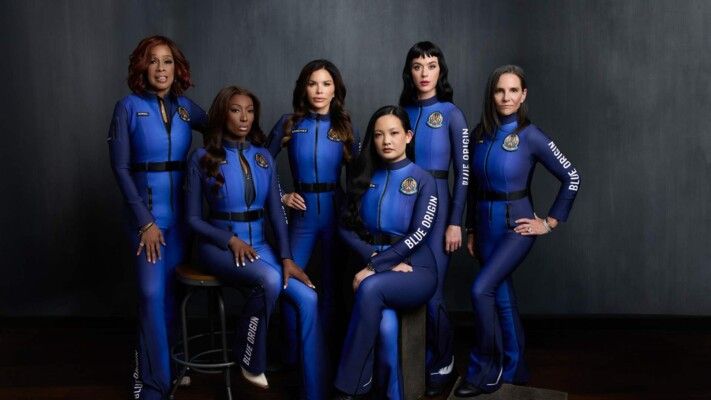 شاهد .. كاتي بيري وطاقم نسائي برحلة الى الفضاء على متن صاروخ وهذا ما فعلته فور عودتهن