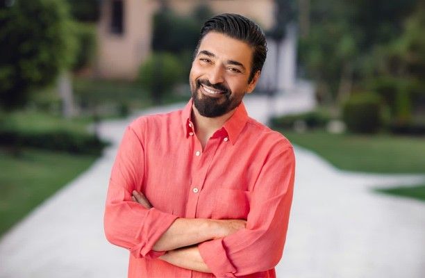 شاهد .. ابن حميد الشاعري في ظهور نادر له.. ووسامته تلفت الأنظار