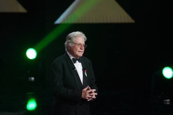 شاهد .. حسين فهمي يتحدث عن لقائه بـ إيمانويل ماكرون.. وما قاله له ملفت للأنظار