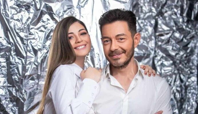 شاهد .. رقص ليلى أحمد زاهر ووالدها في عقد قرانها يلفت الأنظار