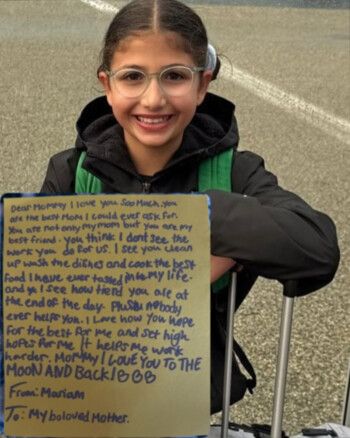 شاهد .. حنان ترك تتأثر برسالة حب من ابنتها