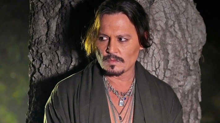 شاهد .. بشعر أبيض ولحية كثيفة... جوني ديب يثير الجدل في أحدث ظهور له
