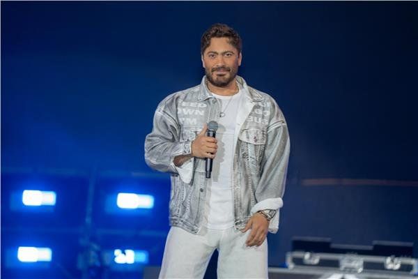 اتفرج.. تامر حسني يفاجىء جمهوره بلحظة من الماضي.. فيديو نادر يُثير الجدل