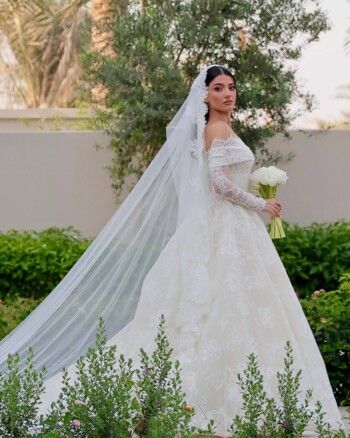 شاهد .. كم بلغ سعر فستان زفاف نارين بيوتي من تصميم إيلي صعب؟