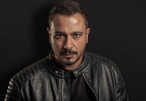 شاهد .. محمد نجاتي يرد على إنتقادات لهجته الصعيدية في "حكيم باشا"