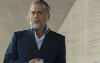 شاهد .. بشعر أبيض ولحية كثيفة... جوني ديب يثير الجدل في أحدث ظهور له